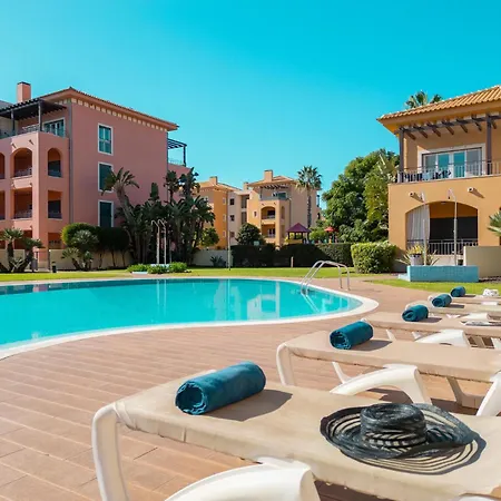 Beautiful Family T3 Townhouse With Pool 아파트